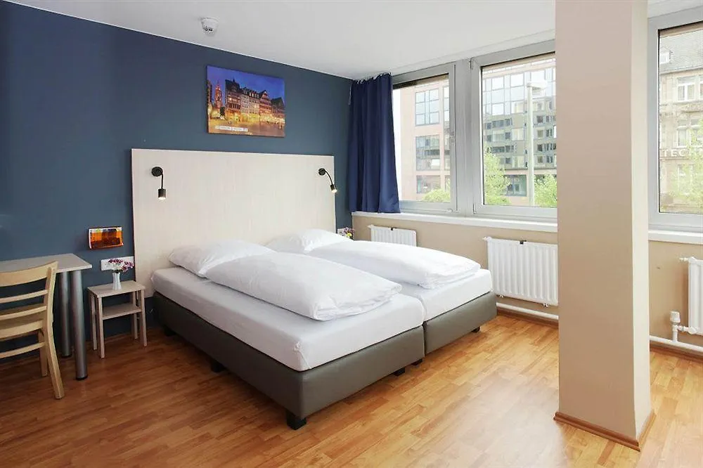 **  A&O Muenchen Laim Hotel Tyskland